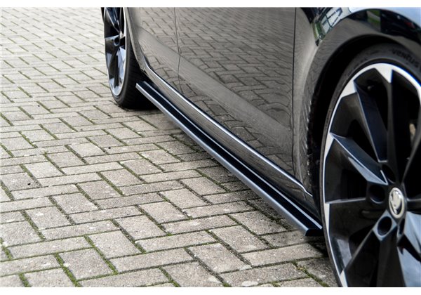 Añadidos laterales Skoda Octavia RS 5E