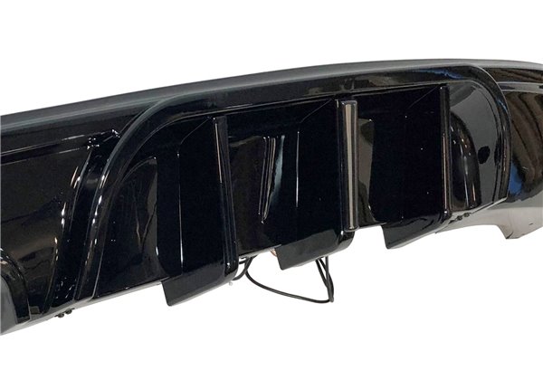 Difusor Trasero BMW E82 / E88 look M Performance Brillante Negro Luz de freno led